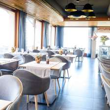 Bateau, hôtel au bord du lac